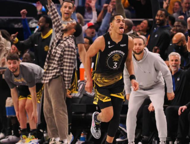 足球比赛-连续两场大逆转冲击西部前四！疯狂的勇士回来了